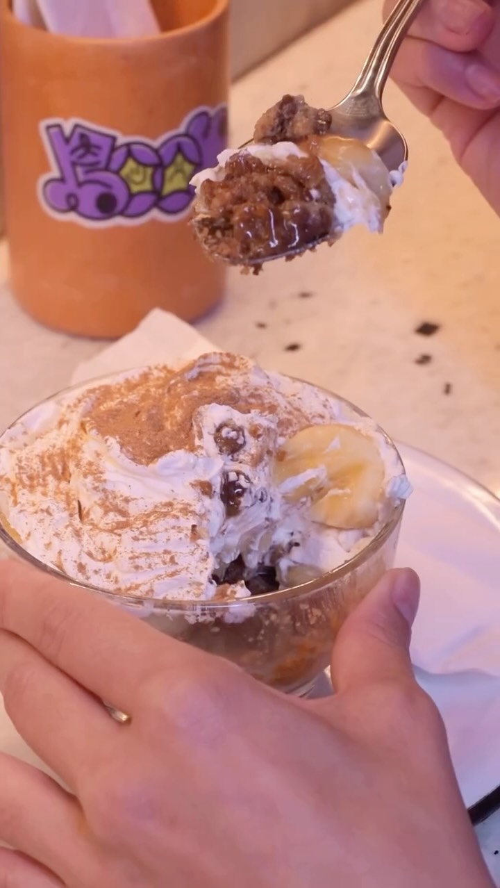 Banoffee vegana na taça, com chantilly, canela polvilhada e fatias de banana